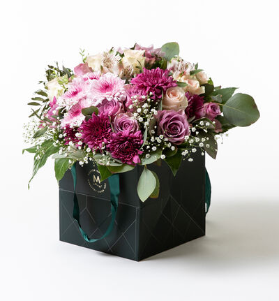 Overrekkelsebukett med rosa og lilla  blomster liten Overrekkelsebukett med rosa og lilla  blomster liten